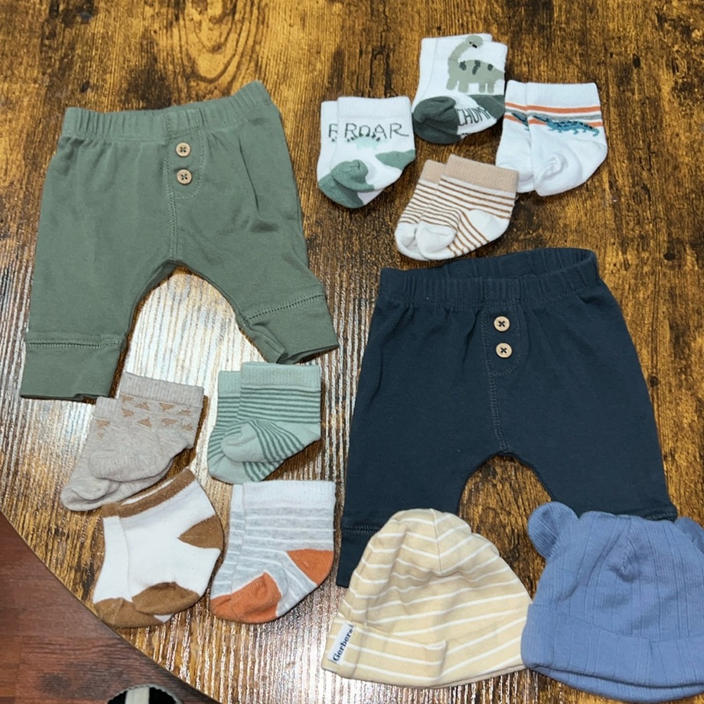 Lot of NEWBORN baby boy clothes! Onesies/socks/hats/pants! Gently used!